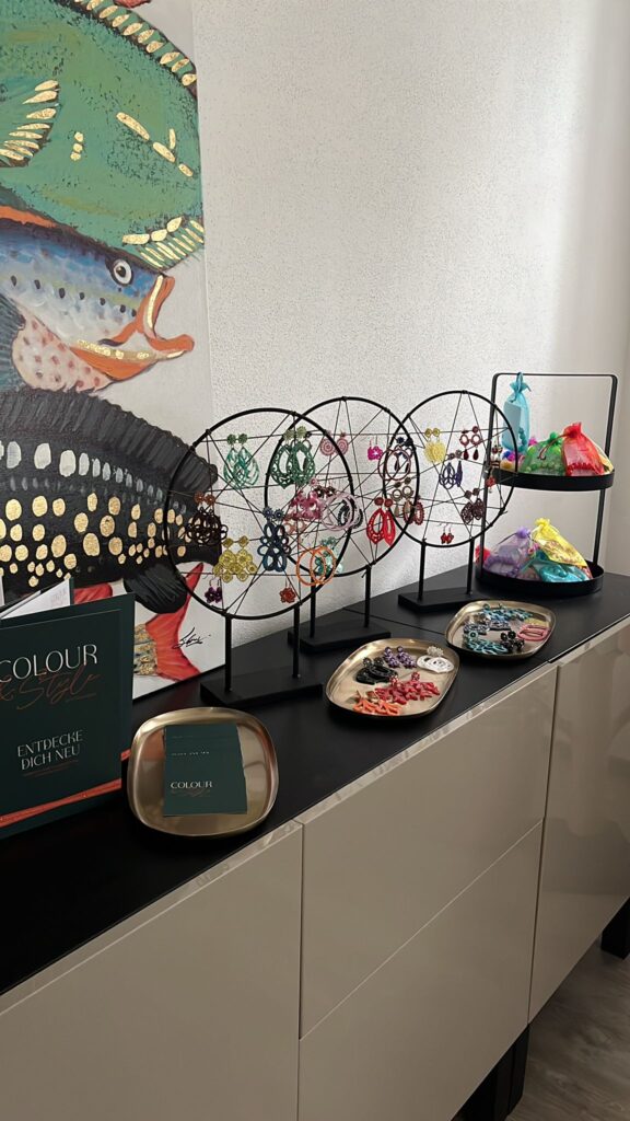 Petra Peschl Beratungsraum mit Schmuck