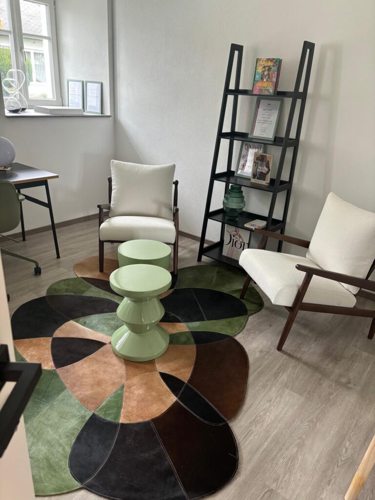 Beratungsraum Petra, gemütliche Sessel und stilvoll eingerichtet