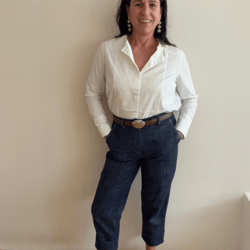 Frau mit weißer Bluse und taillierten Outfit