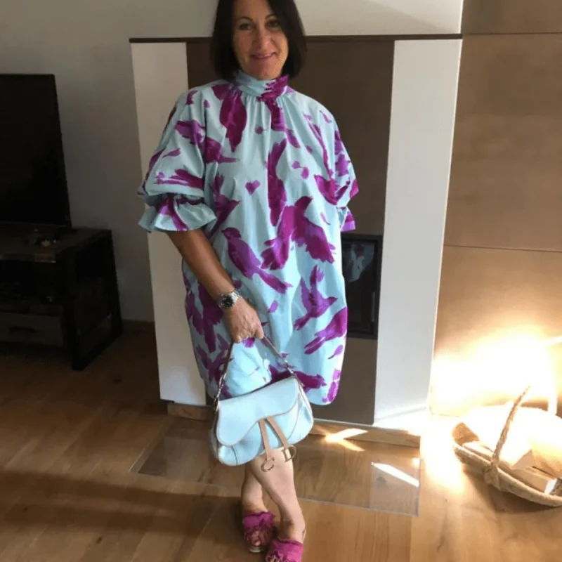 Frau mit türkis, lila Kleid